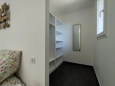 a small room with a chair and a mirror at Farniente e Dolce vita in Olmeto