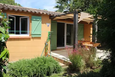 a small house with a green and orange at CASA PALOMBAGGIA - Piscine Chauffée in Porto-Vecchio