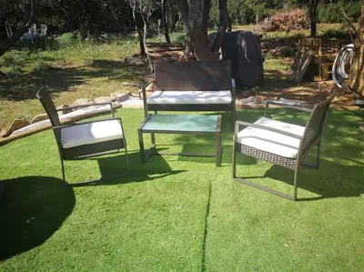 three chairs and a table in the grass at Maison en Corse in Monacia-dʼAullène