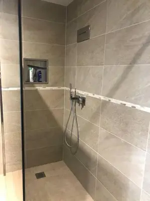 a shower with a hose in a bathroom at Appartement en bas de villa in Ocana