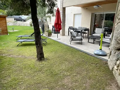 a patio with a table and chairs and a tree at Appartement en bas de villa in Ocana