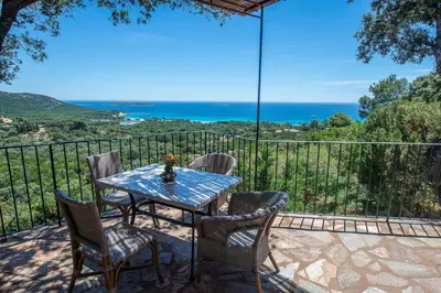 a table and chairs on a balcony with a view of the ocean at Résidence Belvedere de Palombaggia in Porto-Vecchio