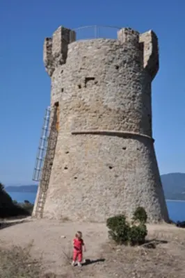 a little girl standing in front of a castle at A CASA DI ROSA in Serra-di-Ferro