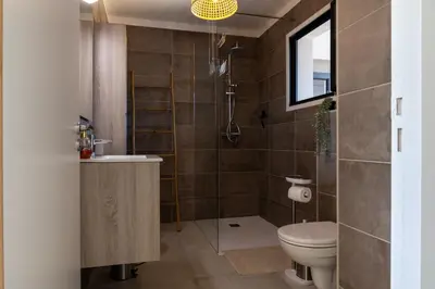 a bathroom with a toilet and a sink at La Lond'ella - Appt à 1,5km de la mer à Porticcio in Grosseto-Prugna