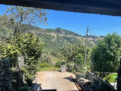 a view of a dirt road with a mountain in the background at Le Refuge de la Tour entre mer et ciel in Porri