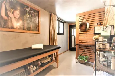 a room with a bench and a painting on the wall at Chambre d'hôte Casa Maredda in Porticcio