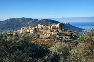 a village on a hill near the ocean at Villa MonteCristo, clim, piscine privée, 300m. mer in Talasani