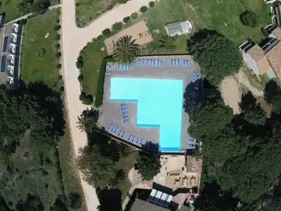 an overhead view of a swimming pool in a yard at Maison/appartement proche Cala Rossa in Lecci