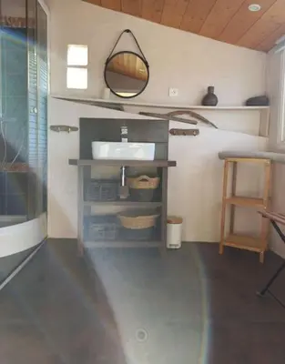 a bathroom with a sink and a mirror at Maison 3 chambres vue Mer in Grosseto-Prugna