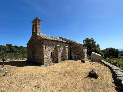 an old stone building sitting on top of a field at Villa tout confort, vue mer exceptionnelle, à Cervione in Cervione