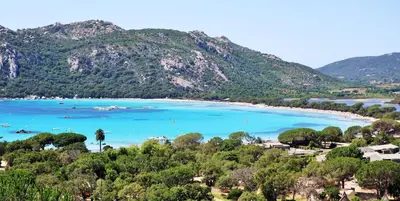a view of a beach with mountains in the background at Residence Bellavista à Santa Giulia, proche de la plage et vue mer in Porto-Vecchio