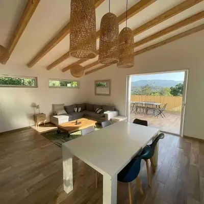 Petite maison avec terrasse.