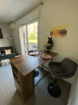 a room with a desk and a chair and a window at Appartement cosy climatisé dans résidence fermée in Sarrola-Carcopino