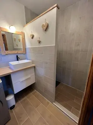 a bathroom with a shower and a sink at Appartement 90 m2 proche de Corte in Soveria