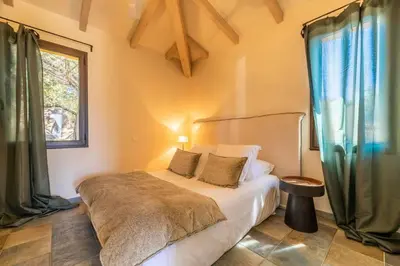 a bedroom with a bed and a window at Villa Sud Corse 6ch piscine 27m, accès mer in Pianottoli-Caldarello