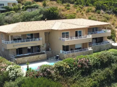 an aerial view of a house with a swimming pool at Grand appartement T4, piscine, vue exceptionnelle à 50 m de la plage in Propriano