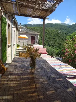 a wooden table with a vase on top of a house at Authentique maison de village de Gavignano in Gavignano