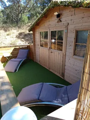 an image of a backyard with a log cabin at La RoseDan in Pianottoli-Caldarello
