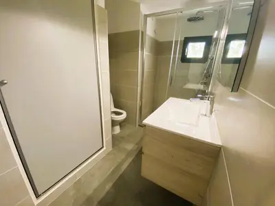 a bathroom with a sink and a shower and a toilet at Villa Arazu, 10 personnes, piscine chauffée, vue mer, 15 minutes à pieds plage in Cirendinu