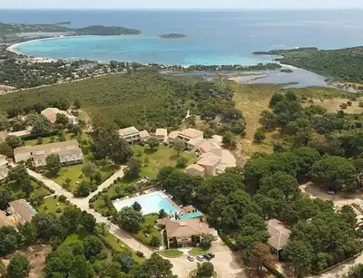 an aerial view of a house with a swimming pool at Havre de paix Fiori di Cala Rossa in Lecci