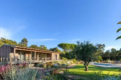 a house with a garden in front of it at Lodge Les Oliviers Di Lecci in Lecci