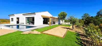 a house with a swimming pool in a yard at Villa Florida, 8 pers, vue montagne, 350 m plage à pieds in Pinarellu
