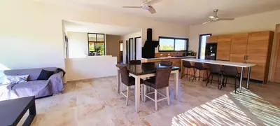 a kitchen and living room with a table and a couch at Villa Florida, 8 pers, vue montagne, 350 m plage à pieds in Pinarellu