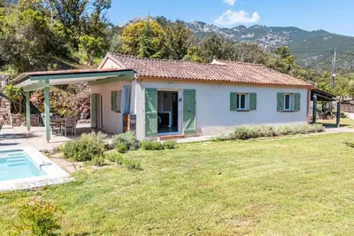 a small house with a pool in a yard at Casetta Taglio Rosso Di Santa Lucia in Sainte-Lucie de Porto-Vecchio