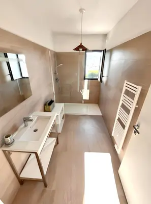 a bathroom with a white sink and a shower at Appartement spacieux à Cargèse avec terrasse vue mer in Cargèse