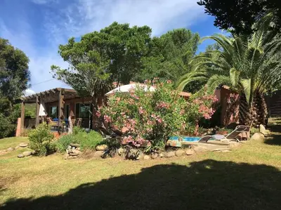 a house with a swimming pool in a yard at Casa de Patarra Villa avec piscine privée dans un havre de paix in Peri