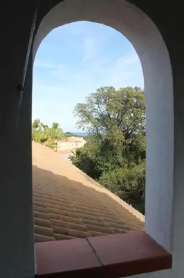 an archway with a view of a beach and trees at Appartamento con 2 camere da letto a 200 m dalla spiaggia in Linguizzetta