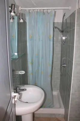 a bathroom with a sink and a shower at Appartamento con 2 camere da letto a 200 m dalla spiaggia in Linguizzetta