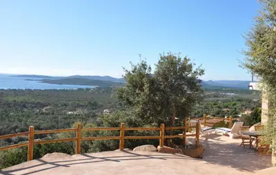 a view of the ocean from a house at Appartement RDJ ds villa vue mer panoramique in Lecci