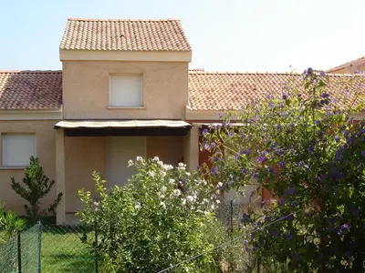 a house with a fence in front of it at Graziosa villetta in residence con piscina a 100 m dalla spiaggia in Cervione