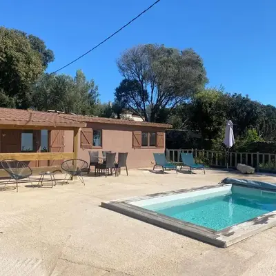 Petit chalet d’été avec piscine privée chauffée