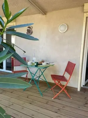 a room with a table and two chairs and a table at Appartement à Cala Rossa in Lecci