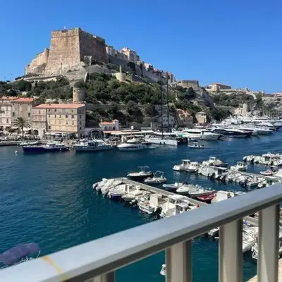 Sur le port face à la citadelle