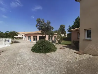a driveway in front of a house at Villa Melody duplex climatisée piscine in Santa-Maria-Poggio