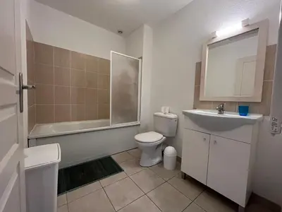 a bathroom with a sink and a toilet and a tub at Villa Melody duplex climatisée piscine in Santa-Maria-Poggio
