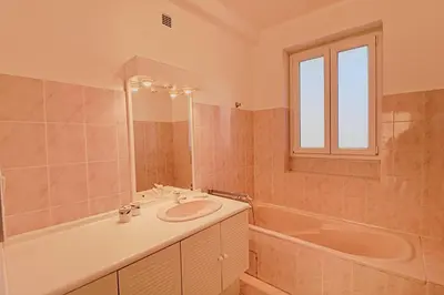 a bathroom with a sink and a tub and a sink at Appartement centre ville Les Pins Ajaccio in Ajaccio