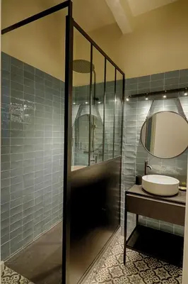 a bathroom with a sink and a shower with a mirror at Appartement centre ville Citadelle Ajaccio in Ajaccio