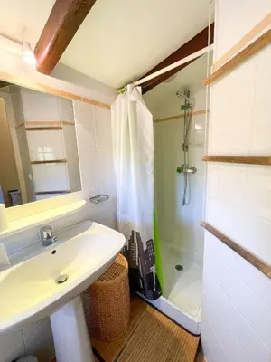 a bathroom with a sink and a shower at Maison Asco à Santa Giulia in Porto-Vecchio