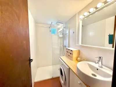 a bathroom with a sink and a washing machine at Mini villa Centuri, Santa Giulia in Porto-Vecchio