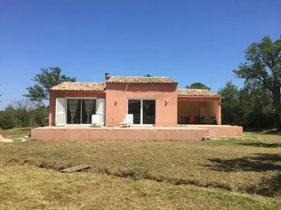 a small house in a field next to a yard at Villa Arca, 5min du centre de Porto-Vecchio in Porto-Vecchio