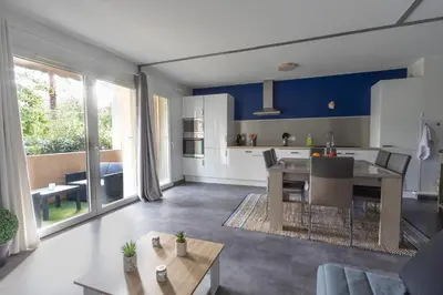 a kitchen and living room with a table and a dining room at Le Petra - Appt climatisé proche de la plage in Ajaccio