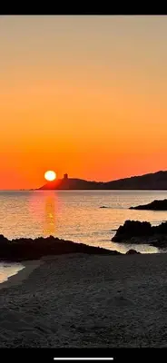 a sunset on the beach with the sun setting at Villa Montalbo vue mer avec grande terrasse & plage à proximité - idéale famille et groupe de 2 à 10 personnes in Cargèse