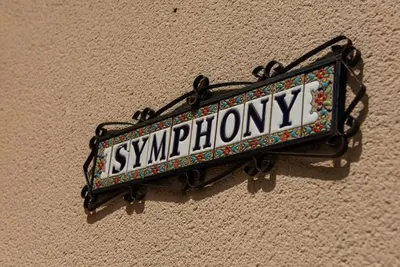 a sign on the side of a wall at Villa SYMPHONY A PIANA CORSE DU SUD in Piana