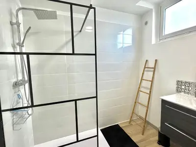 a shower stall in a bathroom with a ladder at Appartement rez de villa CORTE in Corte