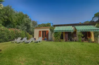 a group of chairs sitting in the yard of a house at VILLA 200 m de la plage La Liscia TIUCCIA in Casaglione