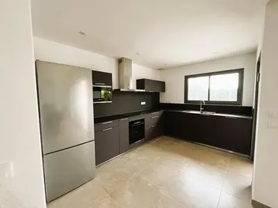 a kitchen with a stainless steel refrigerator and a sink at Villa Nasya, 8 pers, piscine chauffée, 5 mn plage voiture in Gialla